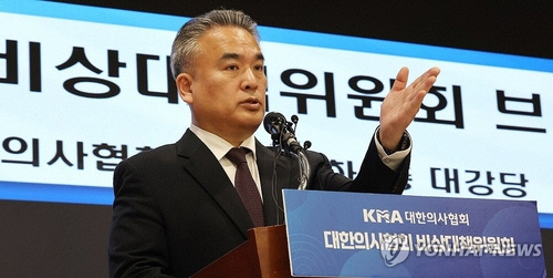 김성근 의협비대위 언론홍보위원장이 1일 서울 용산구 의사협회에서 열린 정례브리핑에서 윤석열 대통령이 이날 대국민 담화를 통해 밝힌 2000명 의대 증원의 필요성과 의료개혁 완수 의지를 피력한 것과 관련한 입장 설명을 마친 뒤 질문을 받고 있다. [연합뉴스]